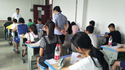 酷暑挡不住学子的热情     ——记清大万博实验学校小升初考试